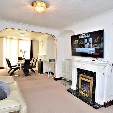 London Deluxe 3 Bedroom House With Parking Space Dagenham Exterior foto