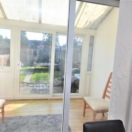London Deluxe 3 Bedroom House With Parking Space Dagenham Exterior foto