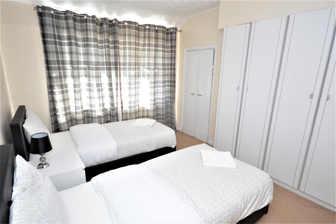 London Deluxe 3 Bedroom House With Parking Space Dagenham Exterior foto