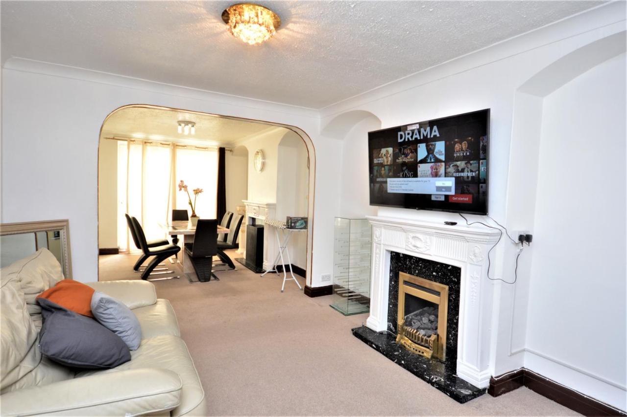 London Deluxe 3 Bedroom House With Parking Space Dagenham Exterior foto