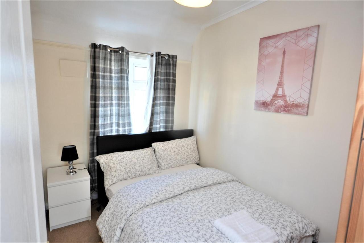 London Deluxe 3 Bedroom House With Parking Space Dagenham Exterior foto