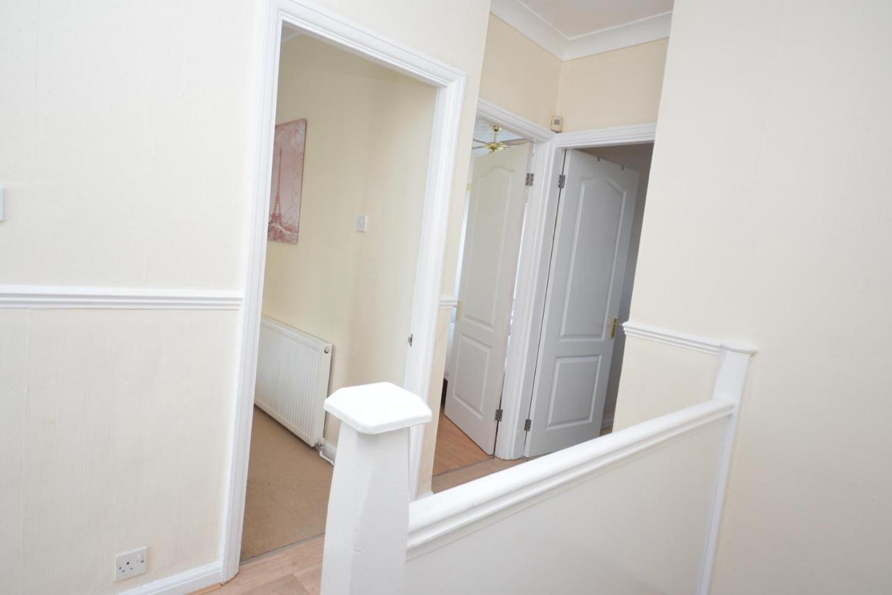 London Deluxe 3 Bedroom House With Parking Space Dagenham Exterior foto