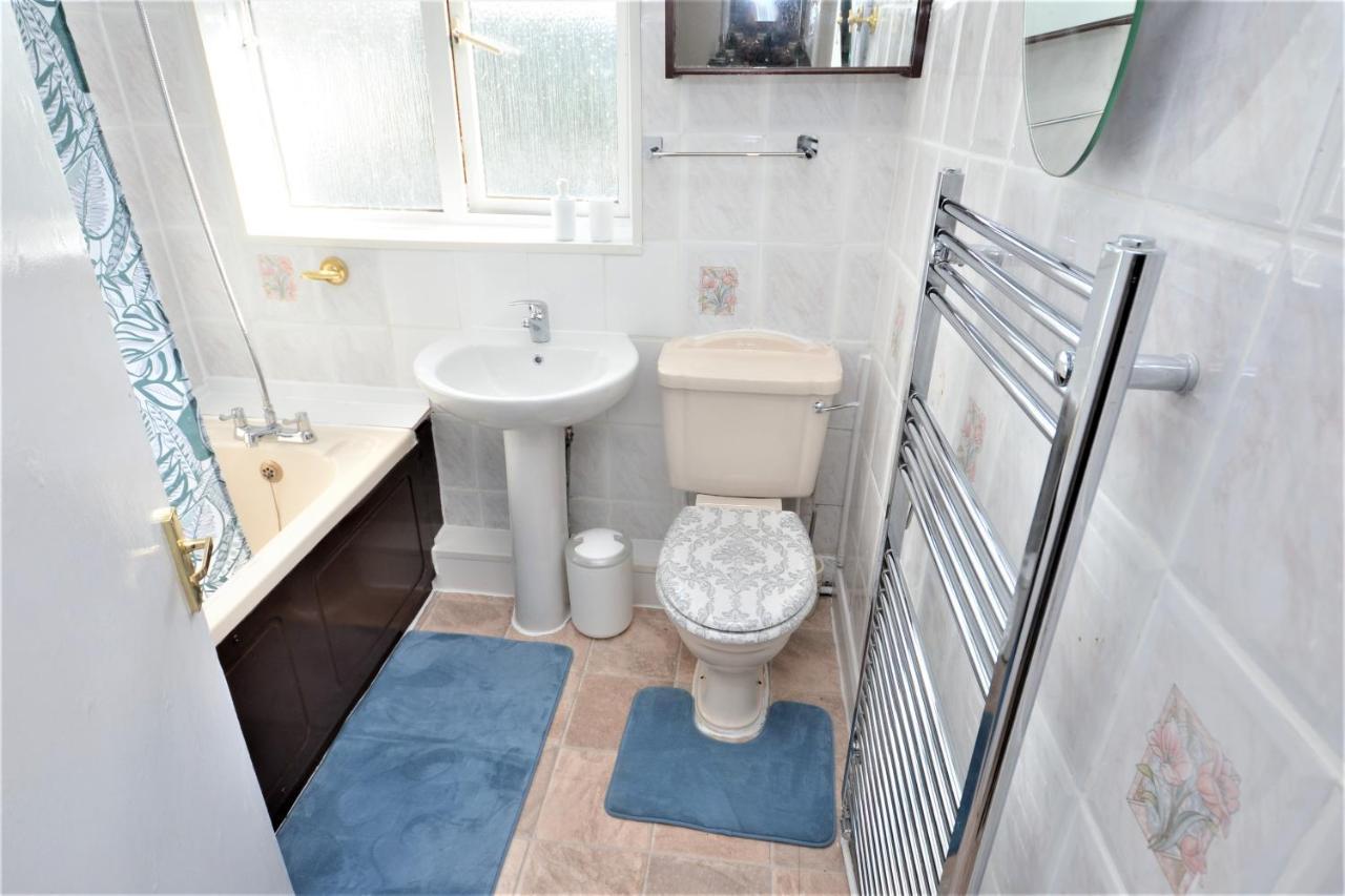 London Deluxe 3 Bedroom House With Parking Space Dagenham Exterior foto