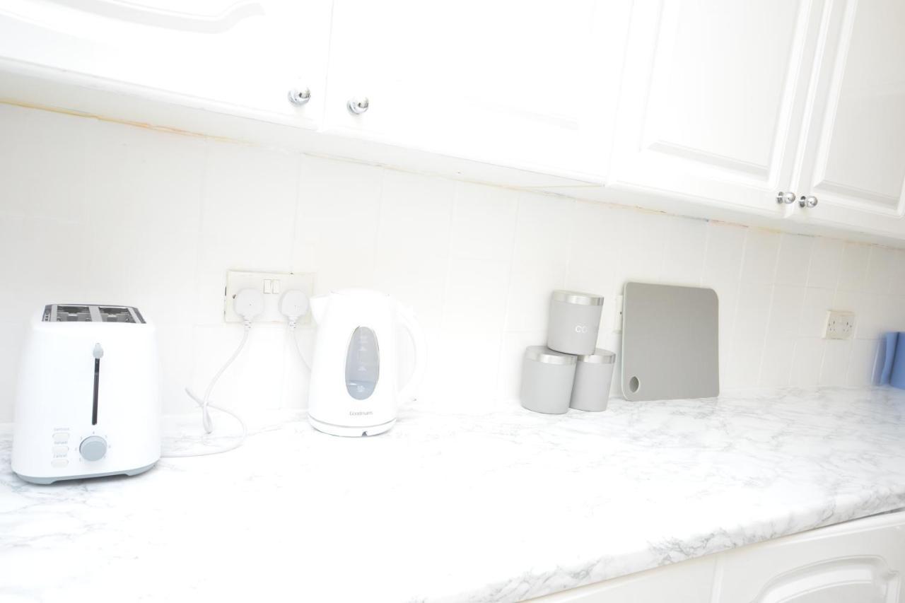 London Deluxe 3 Bedroom House With Parking Space Dagenham Exterior foto