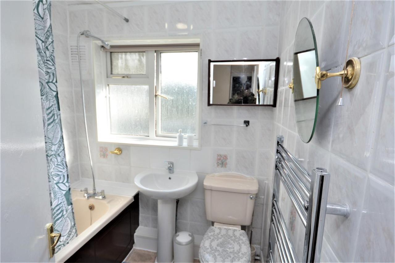 London Deluxe 3 Bedroom House With Parking Space Dagenham Exterior foto