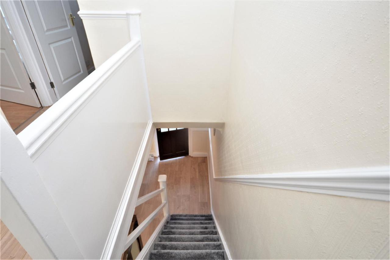 London Deluxe 3 Bedroom House With Parking Space Dagenham Exterior foto