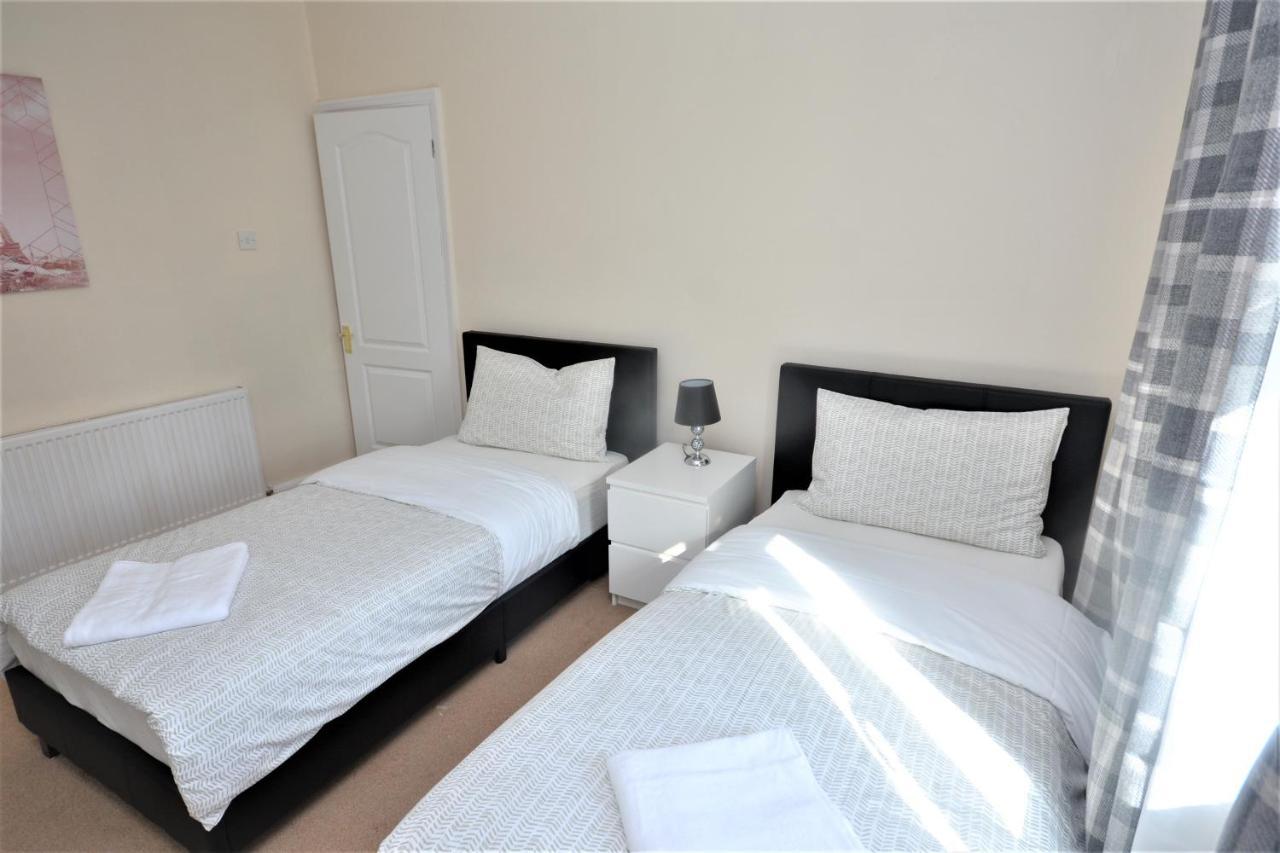 London Deluxe 3 Bedroom House With Parking Space Dagenham Exterior foto