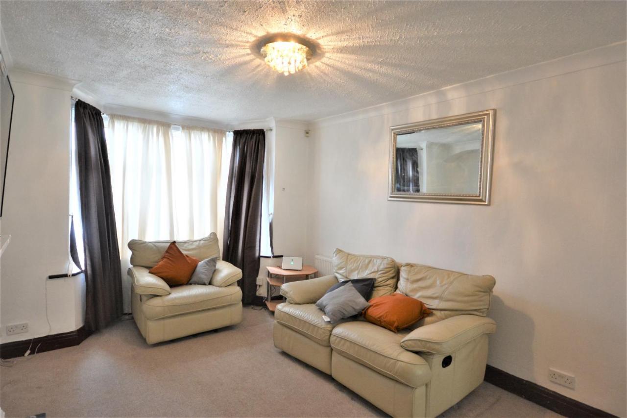 London Deluxe 3 Bedroom House With Parking Space Dagenham Exterior foto