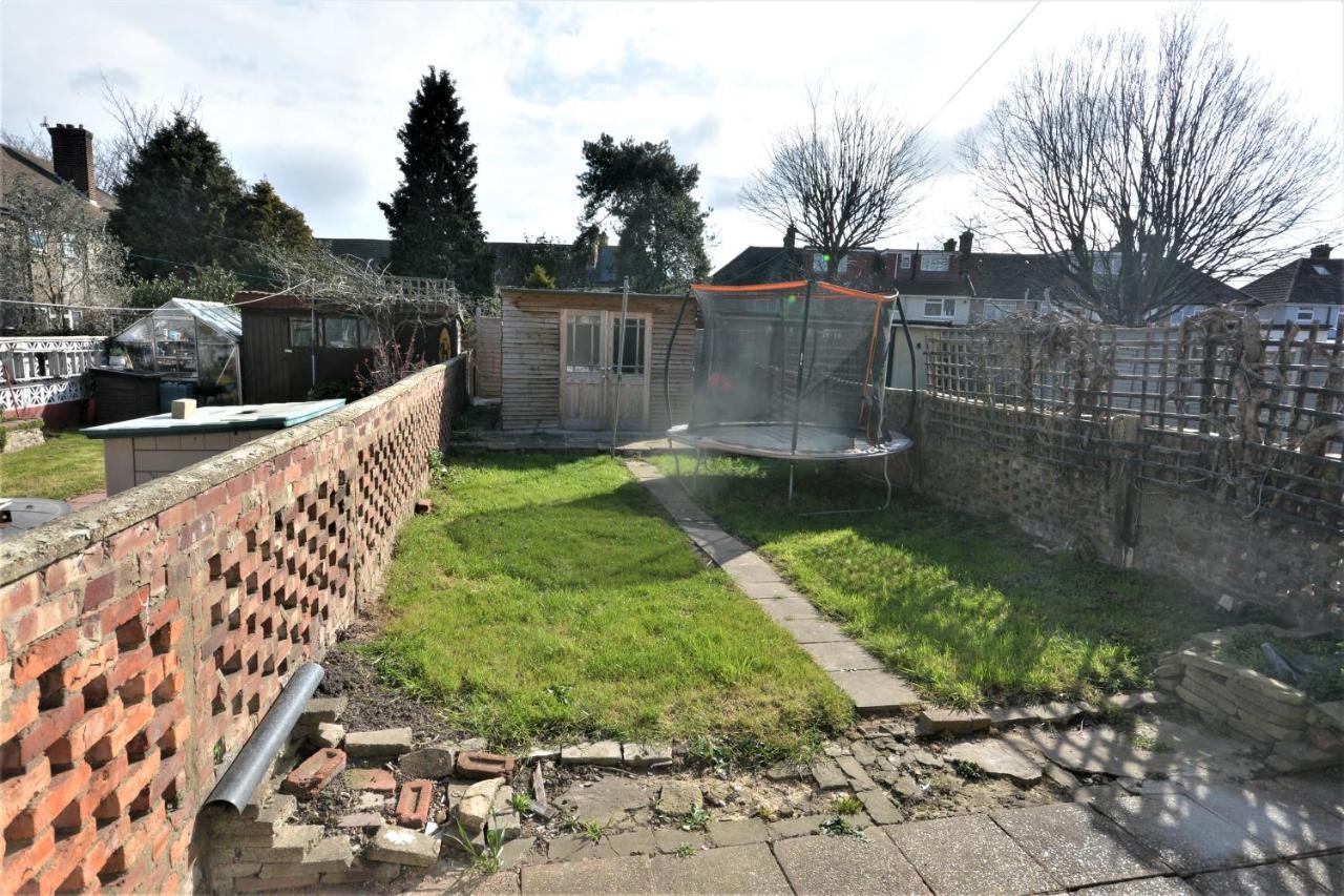 London Deluxe 3 Bedroom House With Parking Space Dagenham Exterior foto