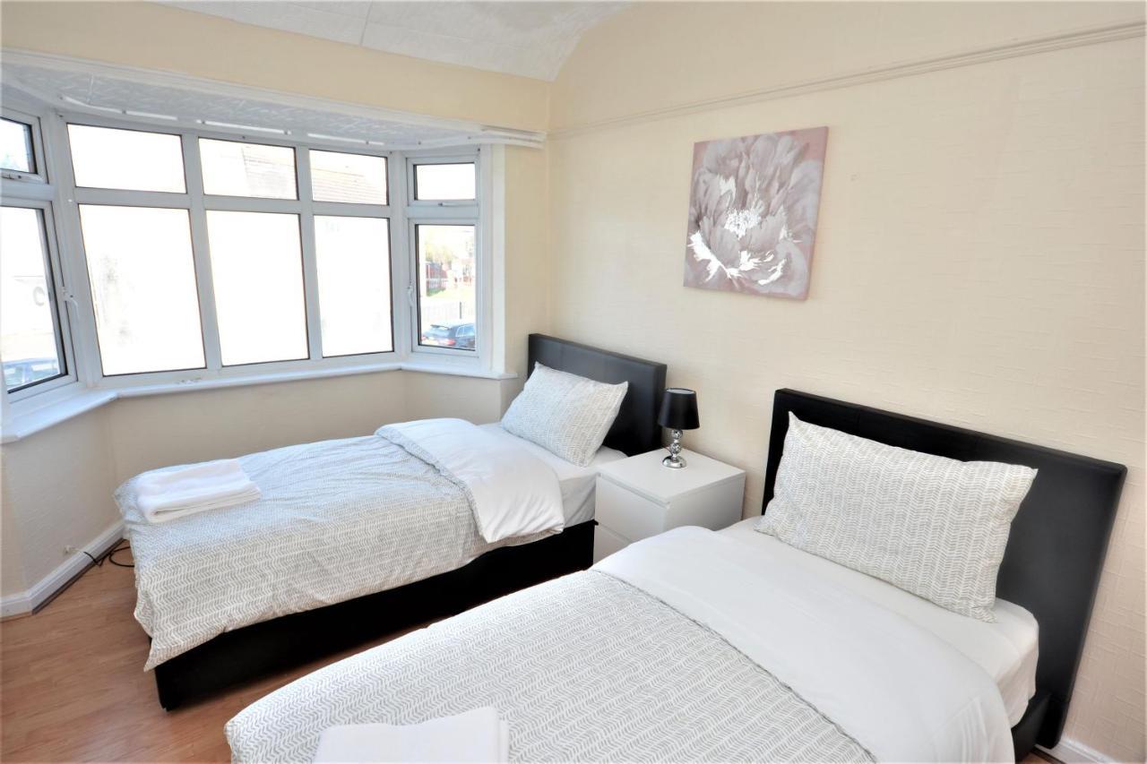 London Deluxe 3 Bedroom House With Parking Space Dagenham Exterior foto