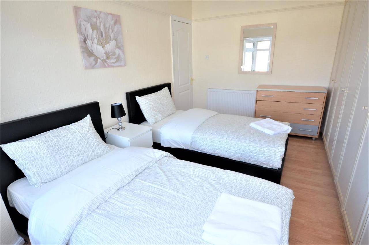 London Deluxe 3 Bedroom House With Parking Space Dagenham Exterior foto